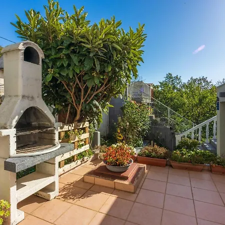 Apartment Pcelica Maja *