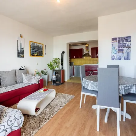 Apartment Pcelica Maja *