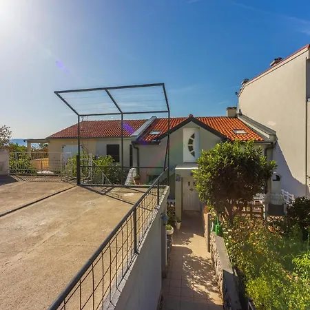 Apartment Pcelica Maja